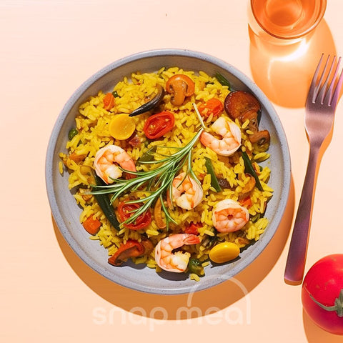Ambachtelijke Spaanse Paella met vis, garnalen, mosselen en kip, verrijkt met verse groenten en kruiden; duik in de rijke tradities van Spanje; geschikt voor thuisbezorging.