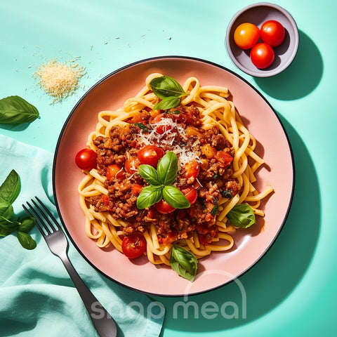 Verpakte kant-en-klare maaltijd van Spaghetti Bolognese, rijk gevuld met gehakt en tomatensaus, ideaal om thuis gemakkelijk op te warmen en klaar voor thuisbezorging